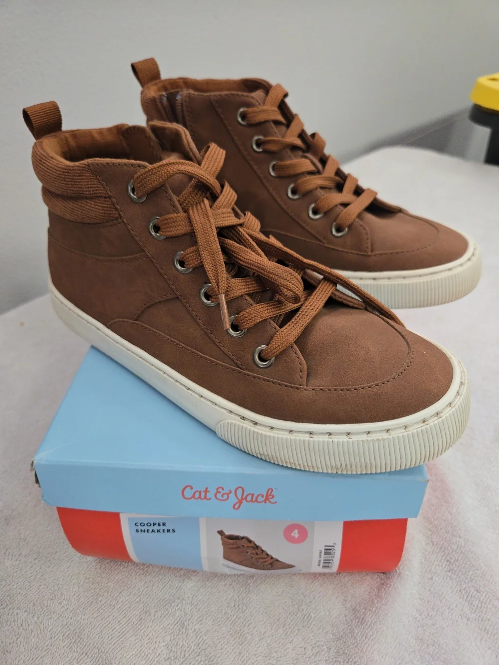🤎Cat & Jack Brown High-Top Kids's Sneakers, Size 4🤎